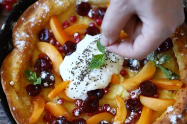 Böğürtlenli ve yoğurtlu Hollanda usulü krep. Lezzetli popüler tatlı..