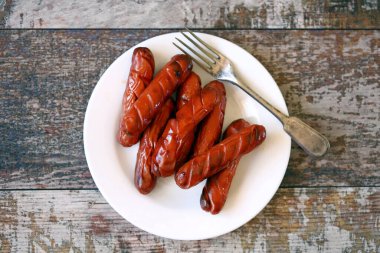 Beyaz tabakta ızgara sosis..