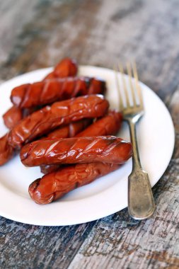 Beyaz tabakta ızgara sosis..