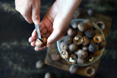 Ceviz kıran erkek elleri. Cevizi böl..