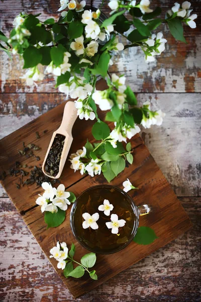 Yasemin çiçekli taze yasemin çayı..