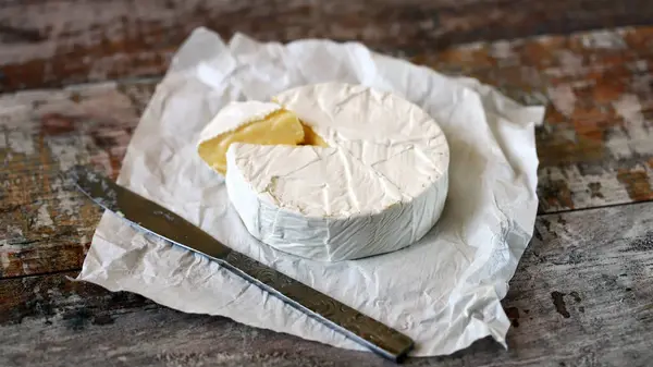 Сир Camembert Білому Папері Свіжий Сир Камамбера — стокове фото