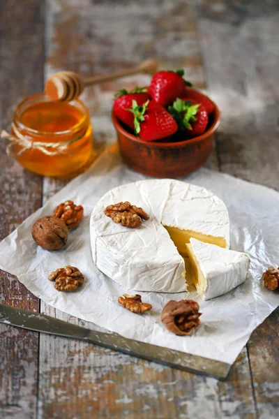 Queijo Camembert Com Morangos Mel Nozes Conceito Lanche Saudável Lanche — Fotografia de Stock