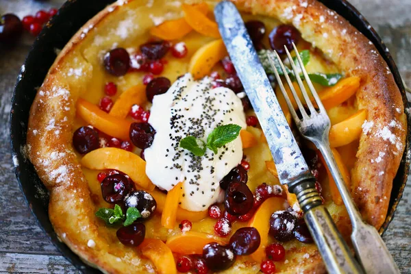 Böğürtlenli ve yoğurtlu Hollanda usulü krep. Lezzetli popüler tatlı..