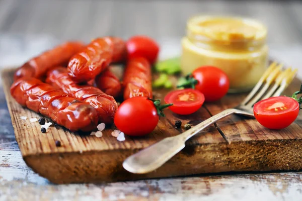 Kızarmış sosis ve hardal. Alman sosisi. Bira için atıştırmalık..