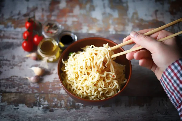 Male Hands Eating Chinese Noodles Chopsticks Chinese Style Spicy Noodles — Stock Photo, Image