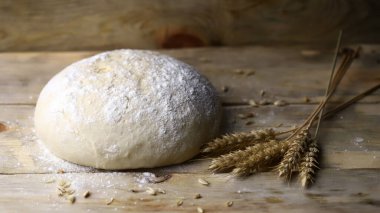 Seçici odaklanma. Ekmek ve buğday kulakları pişirmek için maya hamuru. Ev yapımı ekmek..