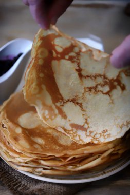 Seçici odaklanma. Tabakta krep. Maslenitsa.