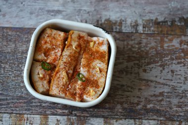 Teneke kasede baharatlı domuz yağı. Tuzlu domuz yağı. Baharatlı pastırma.