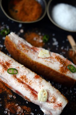  Baharatlı taze domuz yağı. Tuzlu domuz yağı. Gammoning.