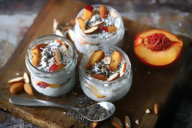 Şeftalili ve bademli Chia yoğurdu. Lezzetli sağlıklı tatlı. Keto diyeti..