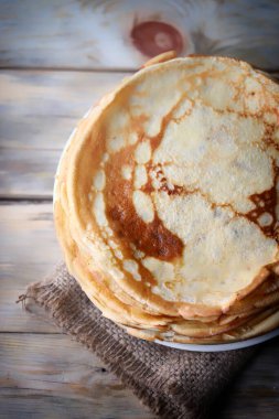 Tabakta bir yığın krep. Maslenitsa.