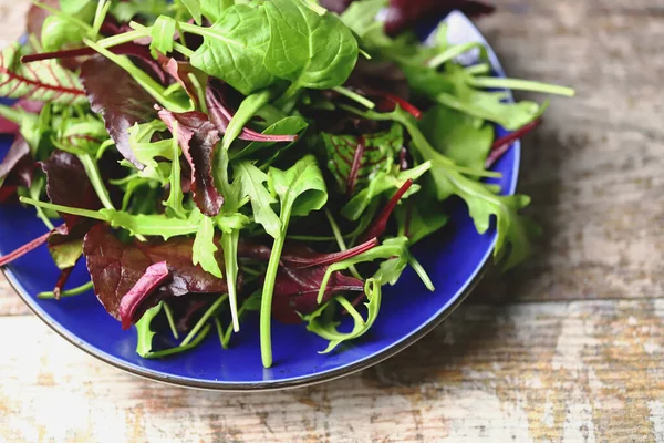Mavi tabakta taze salata karışımı. Diyet konsepti. Sağlıklı beslenme kuralları.