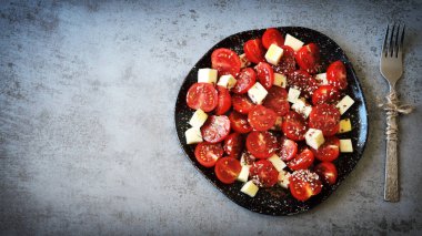 Kiraz domatesli salata ve beyaz peynir. Çevre yemeği. Sağlıklı beslenme.