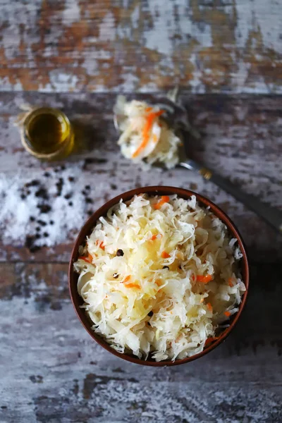 Seçici odaklanma. Kâsede lahana turşusu. Probiyotikler ve mayalanmış gıdalar.