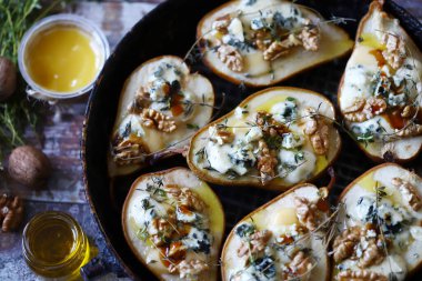 Kızartma tavasında peynirli ve fındıklı fırında armut. Keto arkadaş canlısıdır..