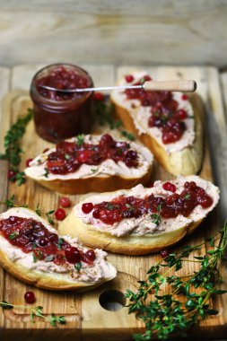 Ezmeli tost ve kızılcık reçeli. Kaz ezmesi tostu.