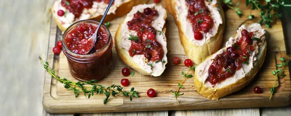 Ezmeli tost ve kızılcık reçeli. Kaz ezmesi tostu.