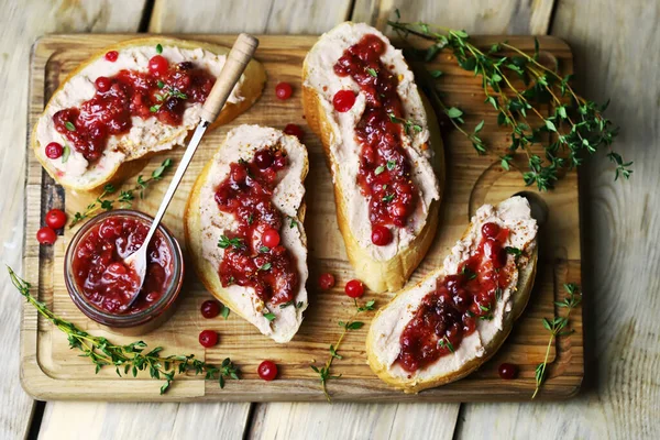 Ezmeli tost ve kızılcık reçeli. Kaz ezmesi tostu.