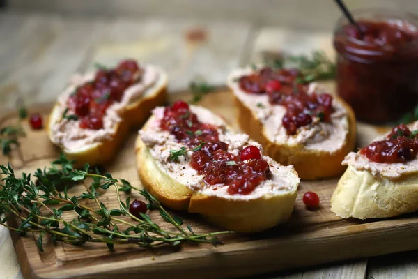 Ezmeli tost ve kızılcık reçeli. Kaz ezmesi tostu.