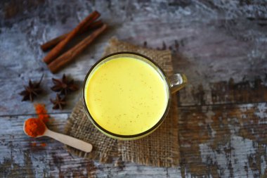 Bir fincanda sarı zerdeçal sütü. Altın süt. Soğuk algınlığı için sağlıklı bir içecek..