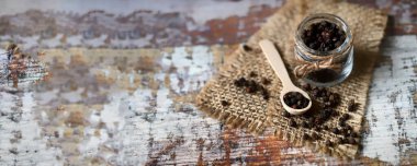 Kavanozda karabiber. Boşluğu kopyala.