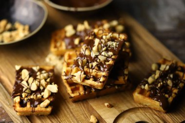 Seçici odaklanma. Çikolatalı ve fındıklı Fransız waffle 'ı. Tatlı nefis..