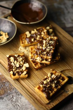 Seçici odaklanma. Çikolatalı ve fındıklı Fransız waffle 'ı. Tatlı nefis..