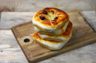 Köşede ev yapımı mini pizzalar. Pizza pişiriyorum..