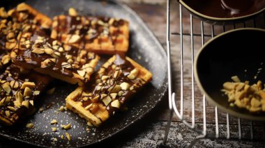 Çikolatalı ve fındıklı Fransız waffle 'ı. Waffle yapmak