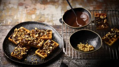 Çikolatalı ve fındıklı Fransız waffle 'ı. Waffle yapmak