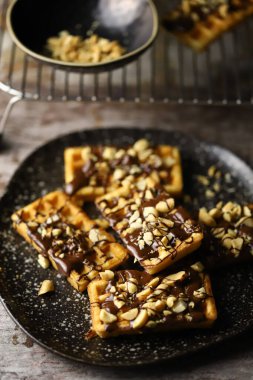 Çikolatalı ve fındıklı Fransız waffle 'ı. Waffle yapmak