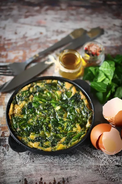 Ispanaklı omlet. Sağlıklı yiyecekler. Keto diyeti..