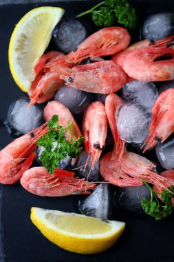 Buzlu limonlu taze donmuş karides..