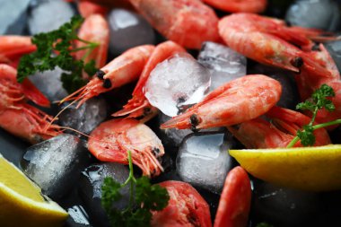 Buzlu limonlu taze donmuş karides..