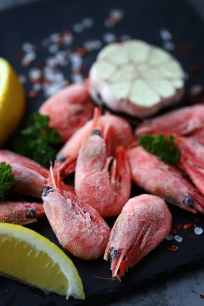 Taş tahtada baharatlı çiğ karides. Seçici odaklanma. Makro.