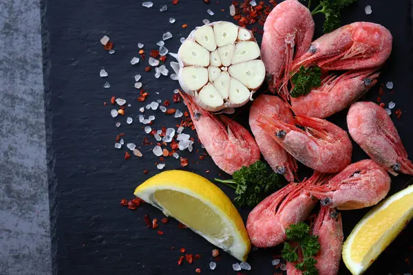 Taş tahtada baharatlı çiğ karides. Seçici odaklanma. Makro.