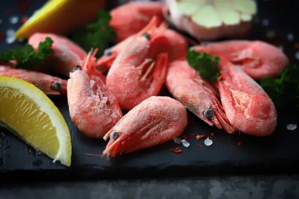 Taş tahtada baharatlı çiğ karides. Seçici odaklanma. Makro.