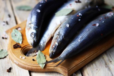 Baharatlı tuzlu ringa balığı. Tuzlu ringa balığı. Norveç ringası. Tuzlu su balığı omega 3.