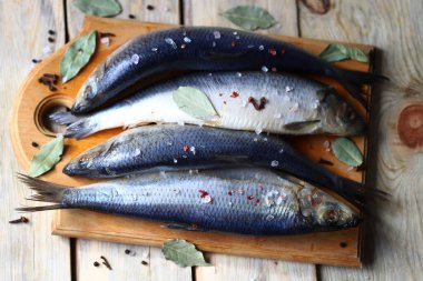 Baharatlı tuzlu ringa balığı. Tuzlu ringa balığı. Norveç ringası. Tuzlu su balığı omega 3.