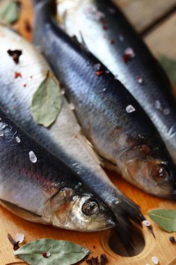 Baharatlı tuzlu ringa balığı. Tuzlu ringa balığı. Norveç ringası. Tuzlu su balığı omega 3.