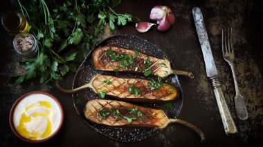 Zeytinyağı ve bitkilerle pişirilmiş patlıcan. Izgara patlıcan. Sağlıklı yiyecekler. Vejetaryen yemek tarifi.