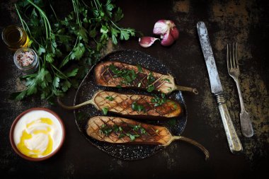 Zeytinyağı ve bitkilerle pişirilmiş patlıcan. Izgara patlıcan. Sağlıklı yiyecekler. Vejetaryen yemek tarifi.