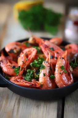 Kızartma tavasında karides. Baharatlı karides kızartması..