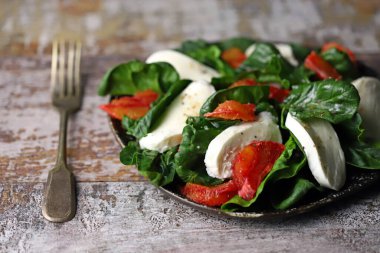 Ispanaklı, mozzarellalı ve portakallı caprese salatası. Sağlıklı yiyecekler. Diyet konsepti. Güzel ve lezzetli salatalar..
