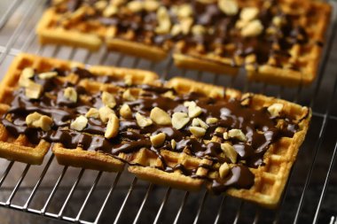 Çikolata serpiştirilmiş ve fındık serpiştirilmiş Fransız waffle 'ları..