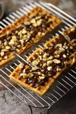 Çikolata serpiştirilmiş ve fındık serpiştirilmiş Fransız waffle 'ları..