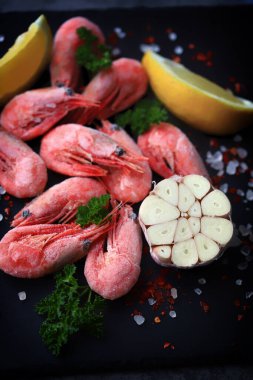 Seçici odaklanma. Baharatlı taze donmuş karides..