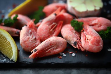 Seçici odaklanma. Baharatlı taze donmuş karides..