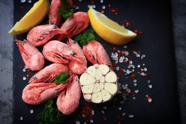 Seçici odaklanma. Baharatlı taze donmuş karides..